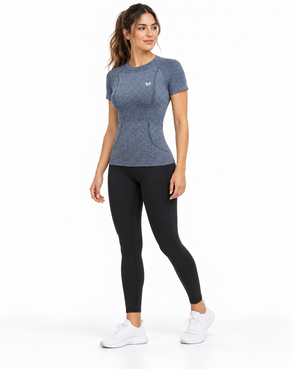 Camiseta Deportiva Mujer — Azul Cáñamo — modelo/02-modelo-lateral.png