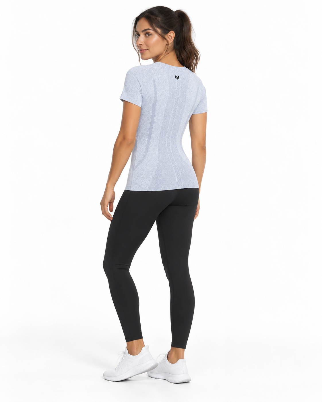 Camiseta Deportiva Mujer — Gris Cáñamo — modelo/02-modelo-lateral.png
