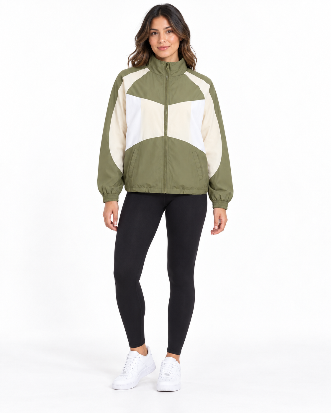 Chaqueta Corta Viento — Verde con Blanco — en modelo de frente