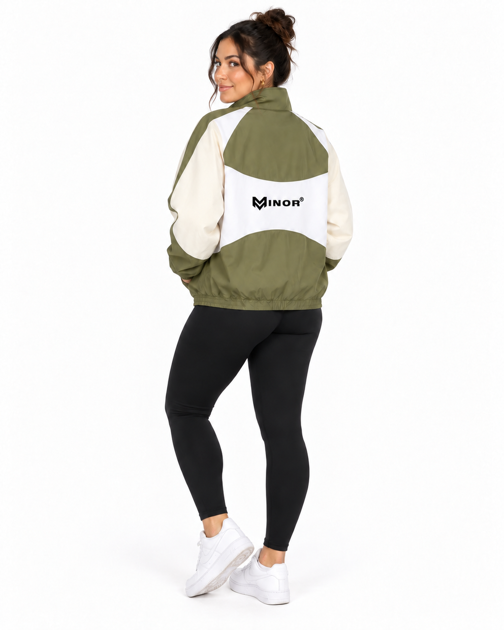 Chaqueta Corta Viento — Verde con Blanco — en modelo de perfil
